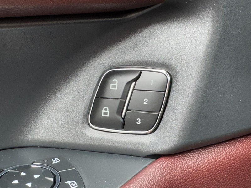 Ford Expedition Vehicle Full-screen Gallery Image 17