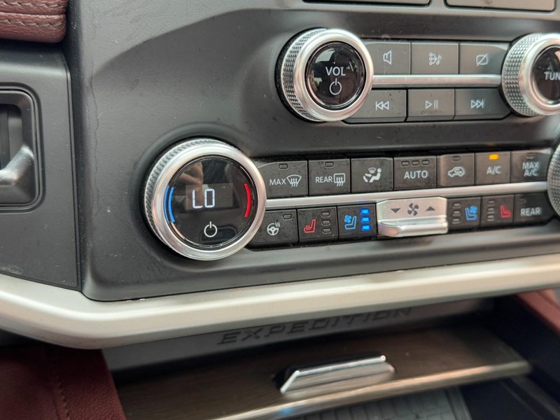 Ford Expedition Vehicle Full-screen Gallery Image 21