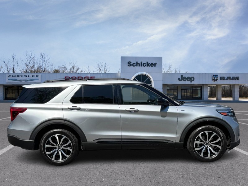 Ford Explorer Vehicle Full-screen Gallery Image 02