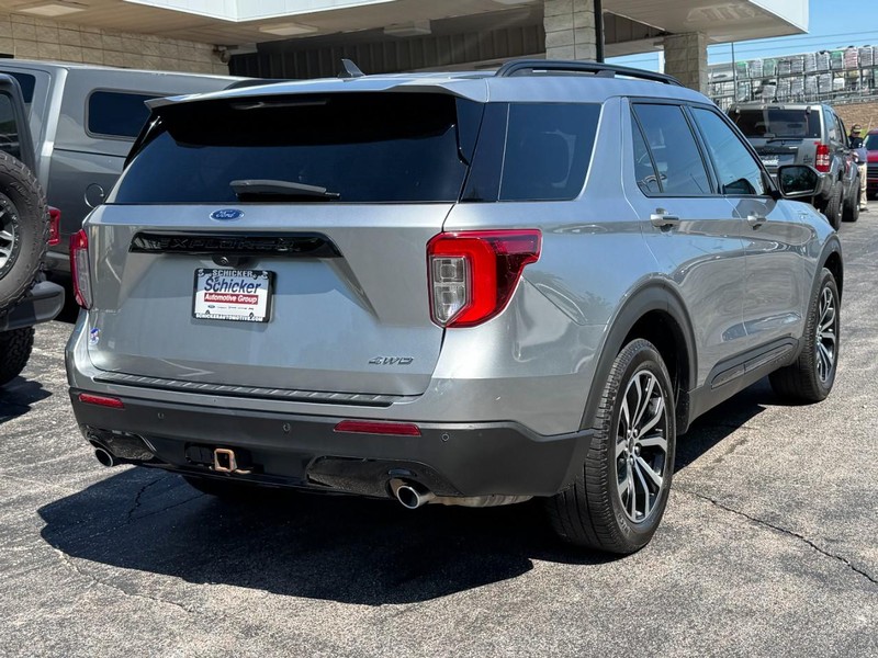 Ford Explorer Vehicle Full-screen Gallery Image 03