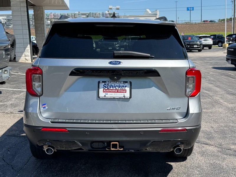 Ford Explorer Vehicle Full-screen Gallery Image 04