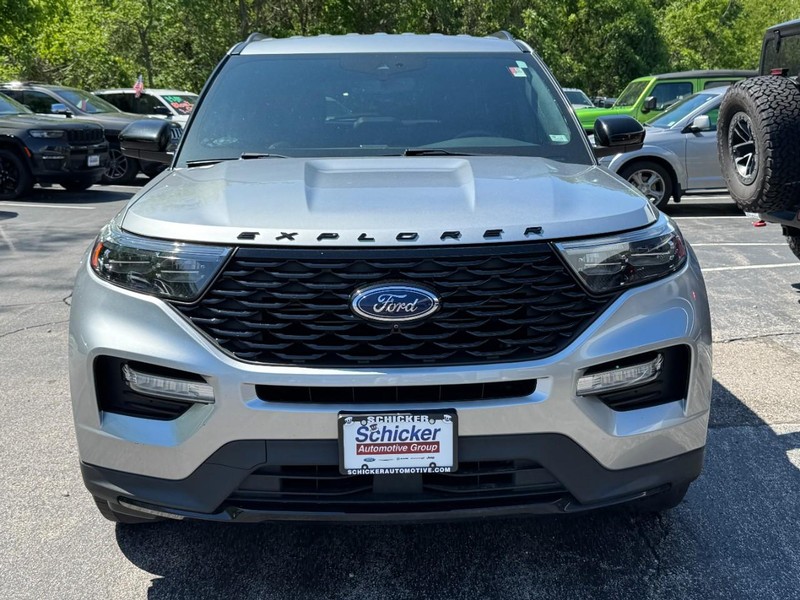 Ford Explorer Vehicle Full-screen Gallery Image 09