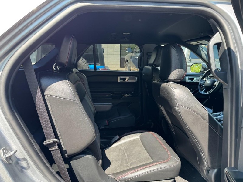 Ford Explorer Vehicle Full-screen Gallery Image 10