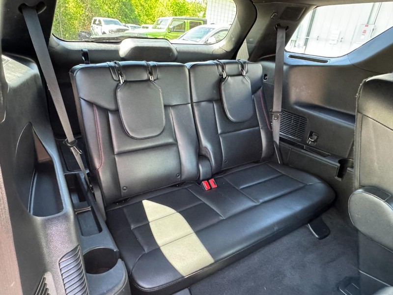 Ford Explorer Vehicle Full-screen Gallery Image 11