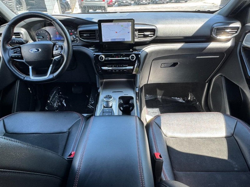 Ford Explorer Vehicle Full-screen Gallery Image 12