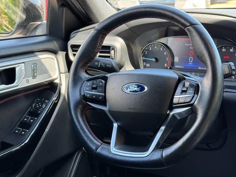 Ford Explorer Vehicle Full-screen Gallery Image 13