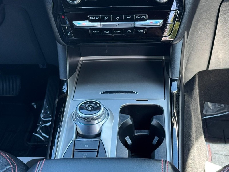 Ford Explorer Vehicle Full-screen Gallery Image 15
