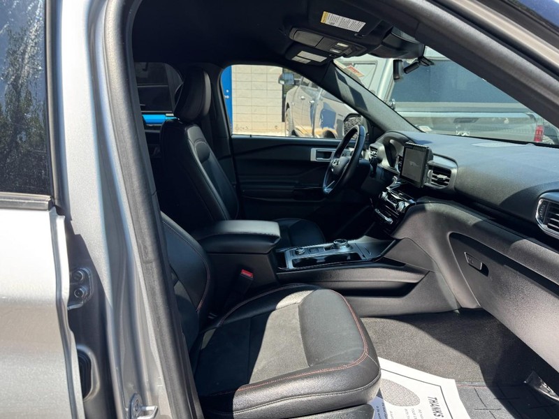 Ford Explorer Vehicle Full-screen Gallery Image 16
