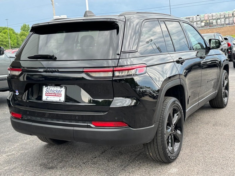 Jeep Grand Cherokee Vehicle Full-screen Gallery Image 03