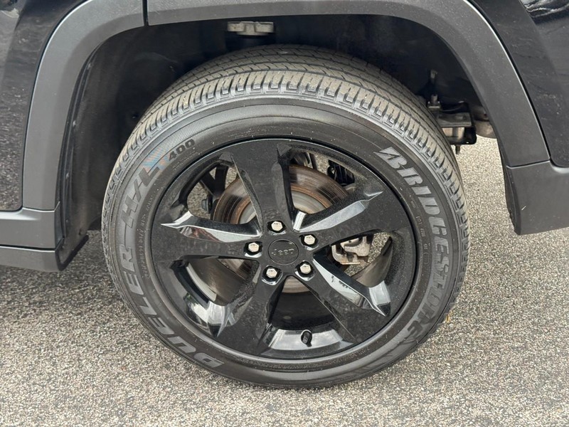 Jeep Grand Cherokee Vehicle Full-screen Gallery Image 07