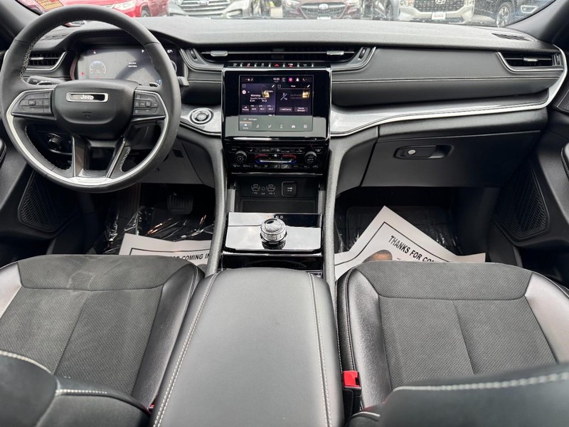 Jeep Grand Cherokee Vehicle Full-screen Gallery Image 12