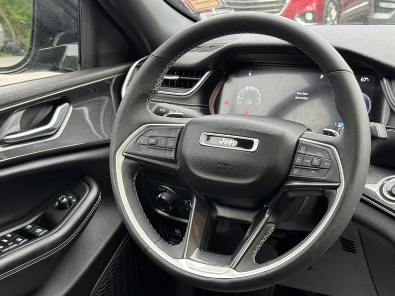 Jeep Grand Cherokee Vehicle Full-screen Gallery Image 13