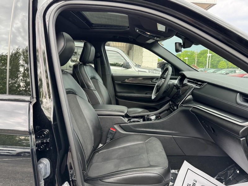 Jeep Grand Cherokee Vehicle Full-screen Gallery Image 16