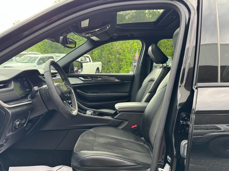 Jeep Grand Cherokee Vehicle Full-screen Gallery Image 17