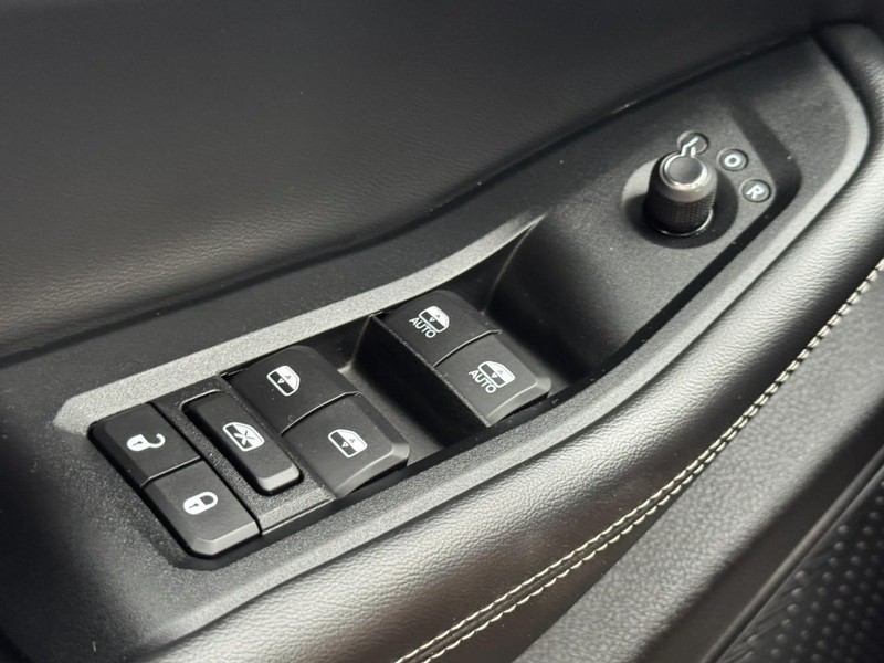 Jeep Grand Cherokee Vehicle Full-screen Gallery Image 24