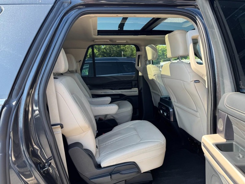 Ford Expedition Max Vehicle Full-screen Gallery Image 10