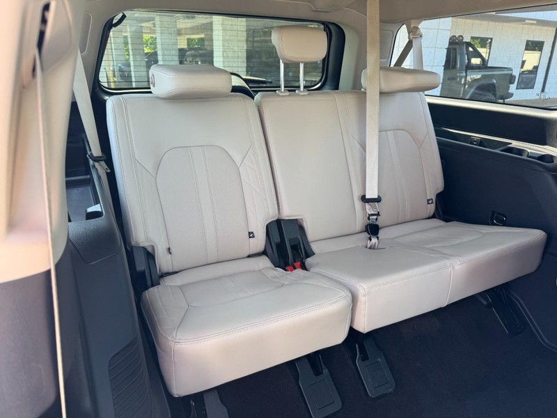 Ford Expedition Max Vehicle Full-screen Gallery Image 11