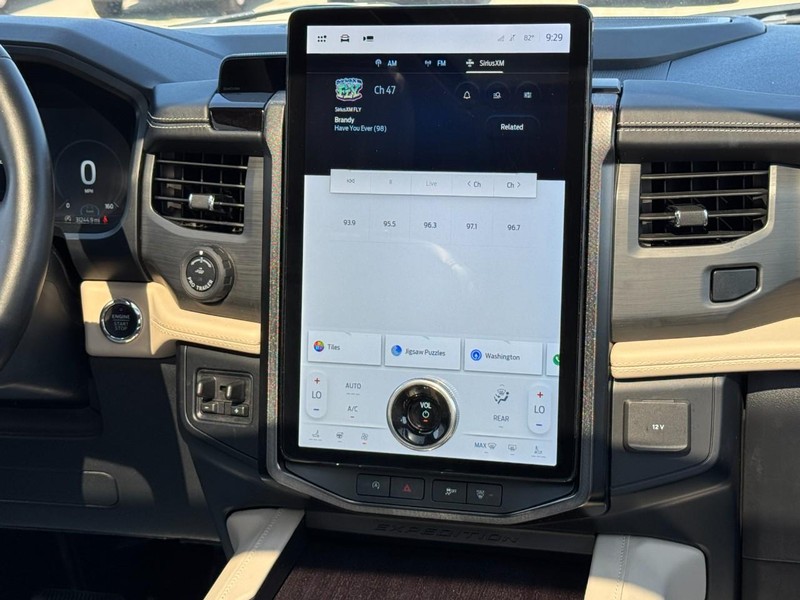 Ford Expedition Max Vehicle Full-screen Gallery Image 14