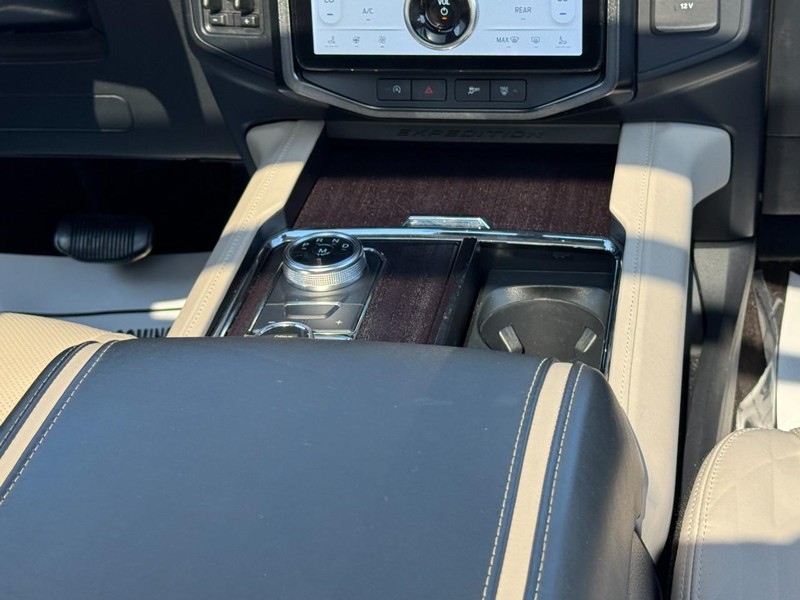Ford Expedition Max Vehicle Full-screen Gallery Image 15