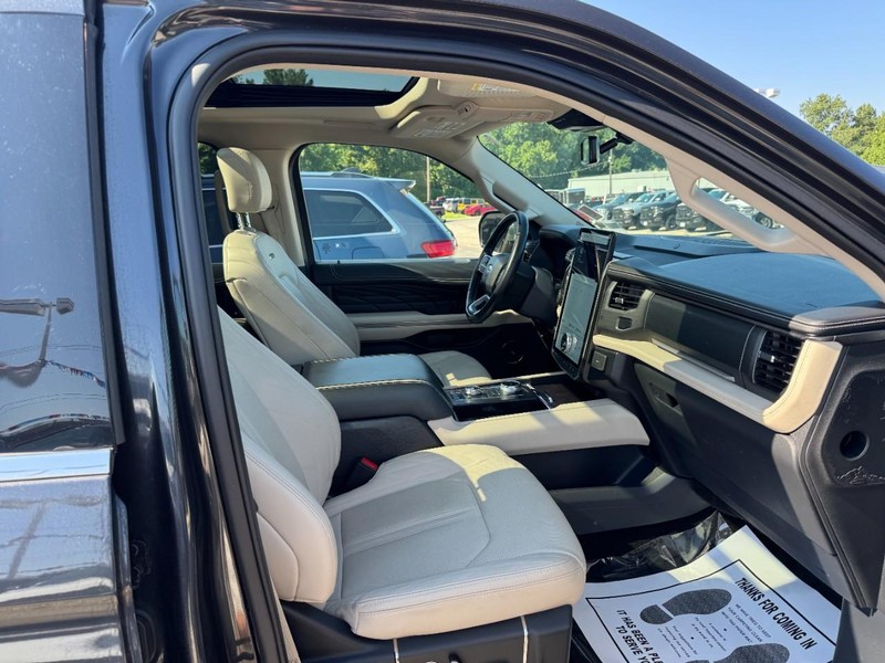 Ford Expedition Max Vehicle Full-screen Gallery Image 16