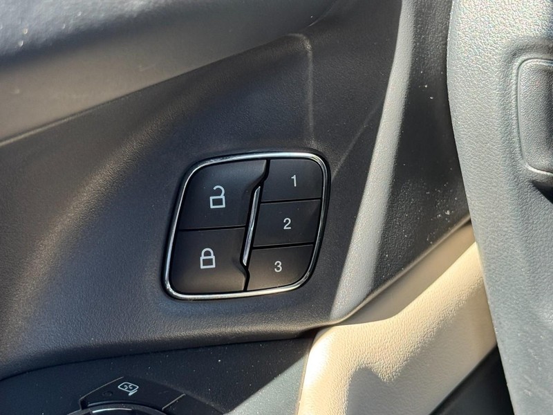 Ford Expedition Max Vehicle Full-screen Gallery Image 17