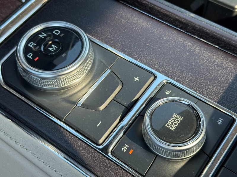 Ford Expedition Max Vehicle Full-screen Gallery Image 21