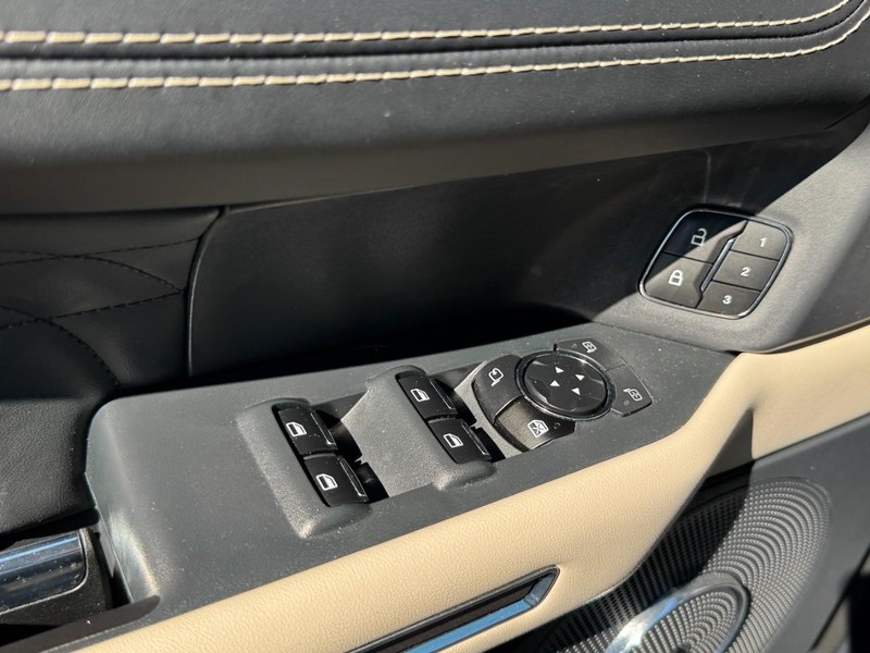 Ford Expedition Max Vehicle Full-screen Gallery Image 24