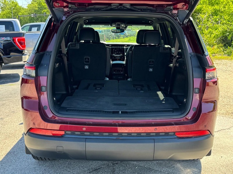 Jeep Grand Cherokee L Vehicle Full-screen Gallery Image 05
