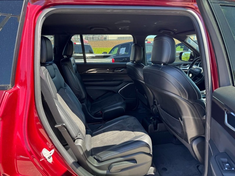Jeep Grand Cherokee L Vehicle Full-screen Gallery Image 10