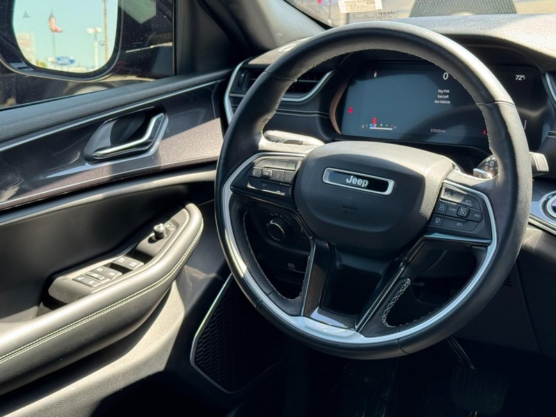 Jeep Grand Cherokee L Vehicle Full-screen Gallery Image 12