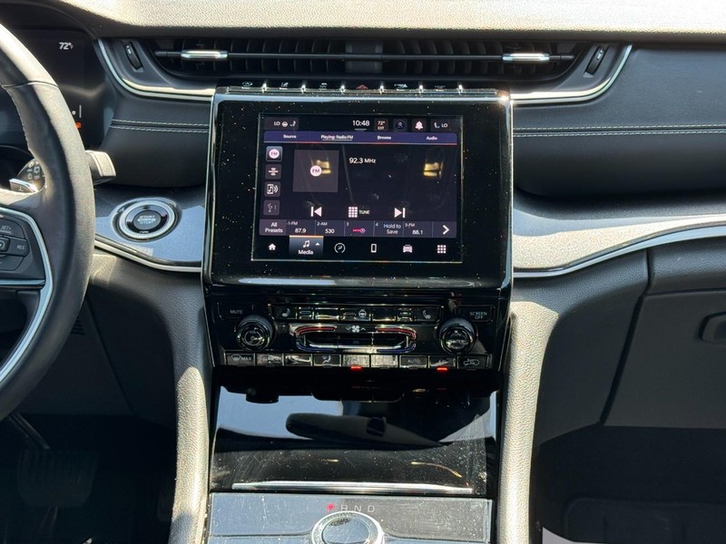 Jeep Grand Cherokee L Vehicle Full-screen Gallery Image 13
