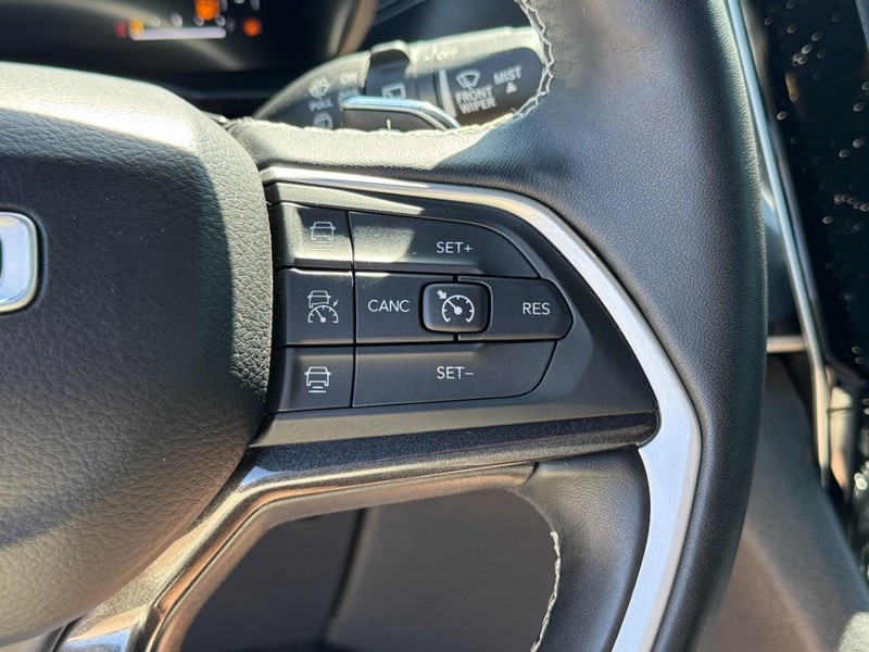 Jeep Grand Cherokee L Vehicle Full-screen Gallery Image 16