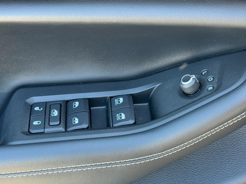 Jeep Grand Cherokee L Vehicle Full-screen Gallery Image 21