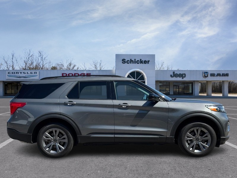 Ford Explorer Vehicle Full-screen Gallery Image 02