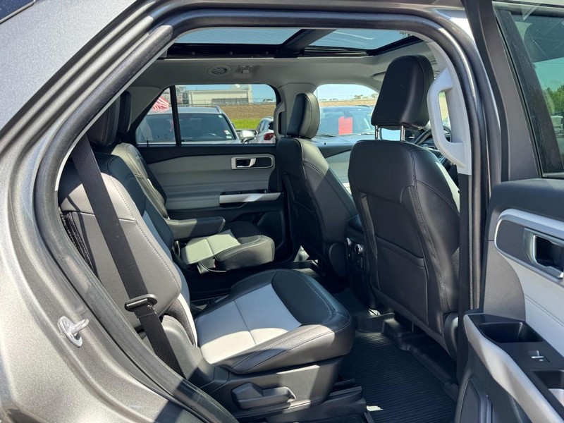 Ford Explorer Vehicle Full-screen Gallery Image 10