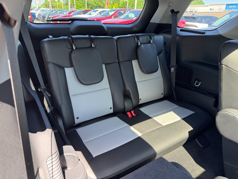 Ford Explorer Vehicle Full-screen Gallery Image 11