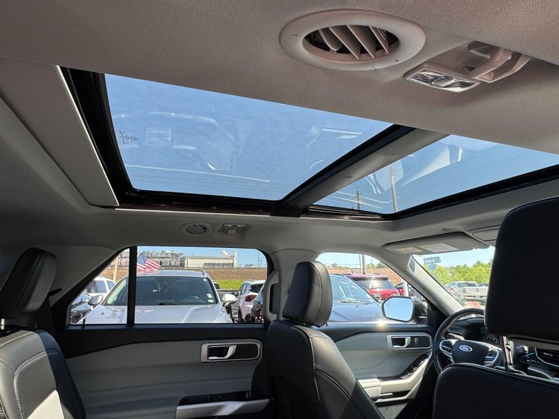Ford Explorer Vehicle Full-screen Gallery Image 12