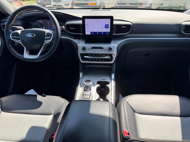 Ford Explorer Vehicle Full-screen Gallery Image 13