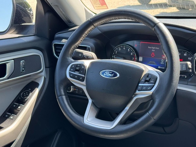 Ford Explorer Vehicle Full-screen Gallery Image 14