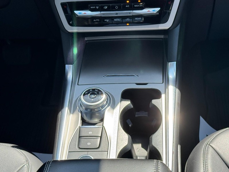 Ford Explorer Vehicle Full-screen Gallery Image 16