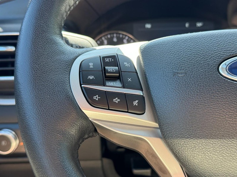 Ford Explorer Vehicle Full-screen Gallery Image 18