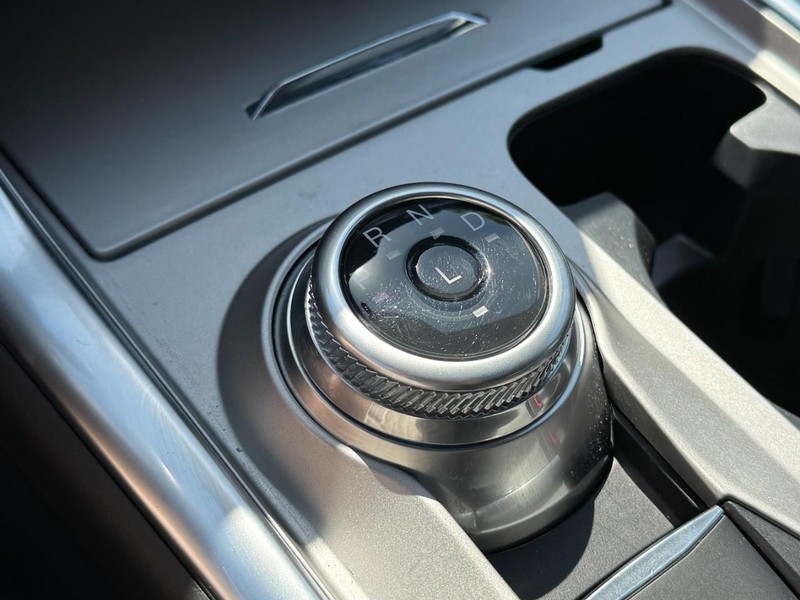 Ford Explorer Vehicle Full-screen Gallery Image 21