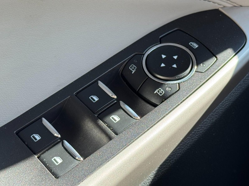 Ford Explorer Vehicle Full-screen Gallery Image 25