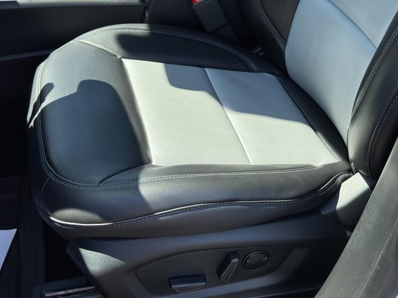 Ford Explorer Vehicle Full-screen Gallery Image 26