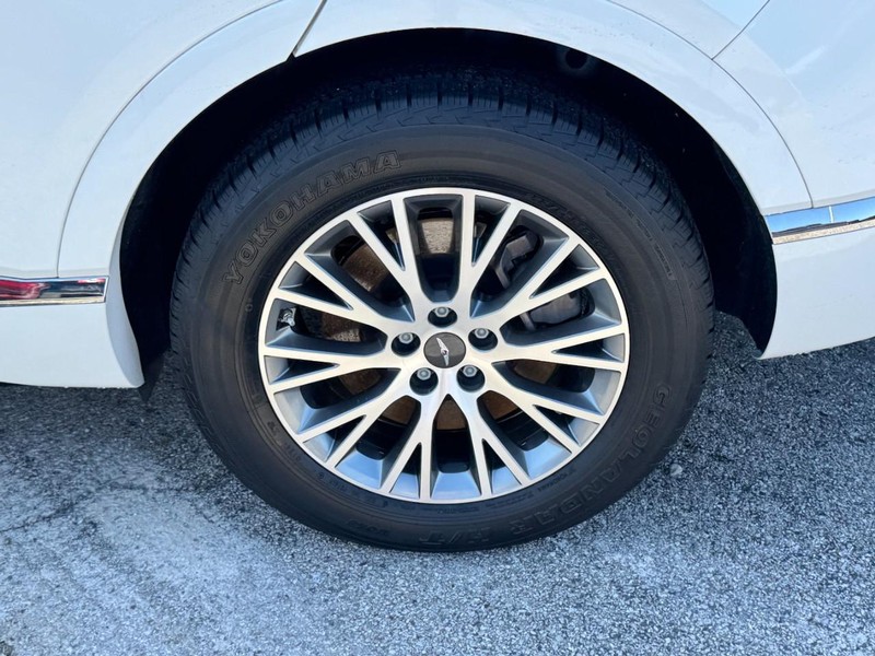 Genesis GV80 Vehicle Full-screen Gallery Image 07