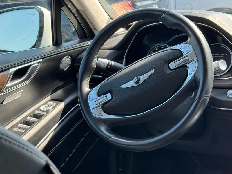 Genesis GV80 Vehicle Full-screen Gallery Image 12