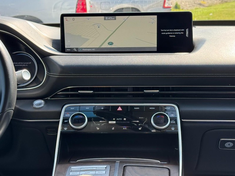 Genesis GV80 Vehicle Full-screen Gallery Image 13