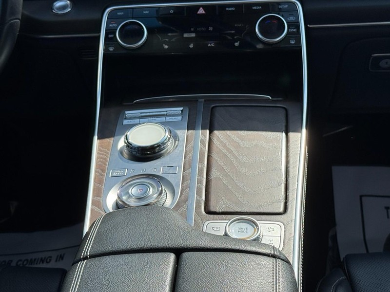 Genesis GV80 Vehicle Full-screen Gallery Image 14