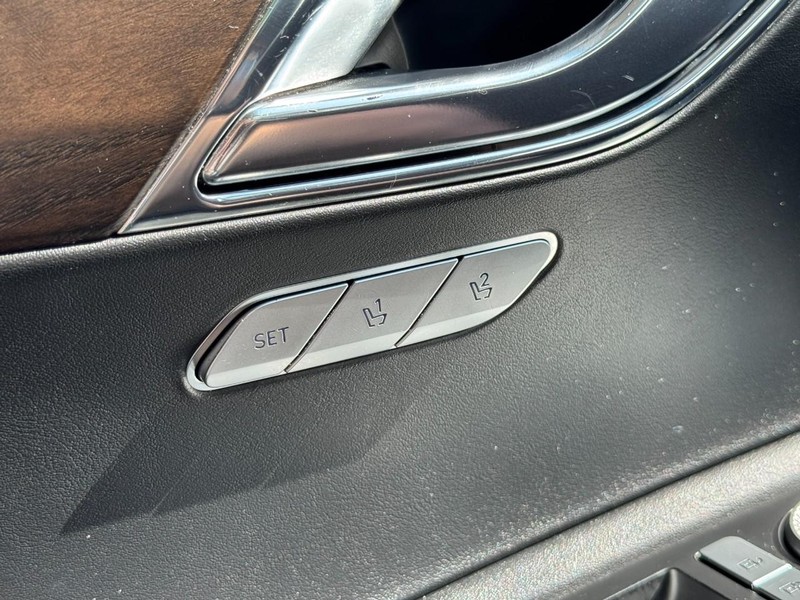 Genesis GV80 Vehicle Full-screen Gallery Image 16