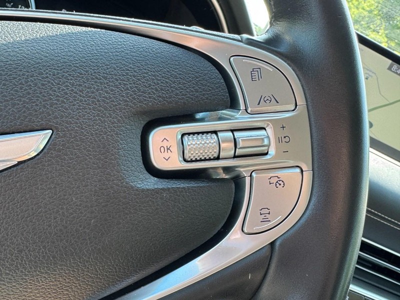 Genesis GV80 Vehicle Full-screen Gallery Image 18